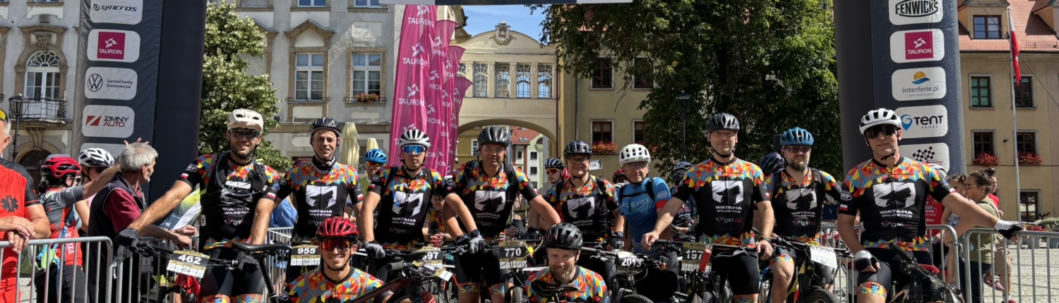 Zdjęcia przedstawia zawodników klubu Wataha Wilczyce na starcie zawodów Bike Maraton 2025 w Jeleniej Górze