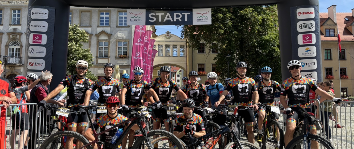 Wataha Team Zdjęcia przedstawia zawodników klubu Wataha Wilczyce na starcie zawodów Bike Maraton 2025 w Jeleniej Górze